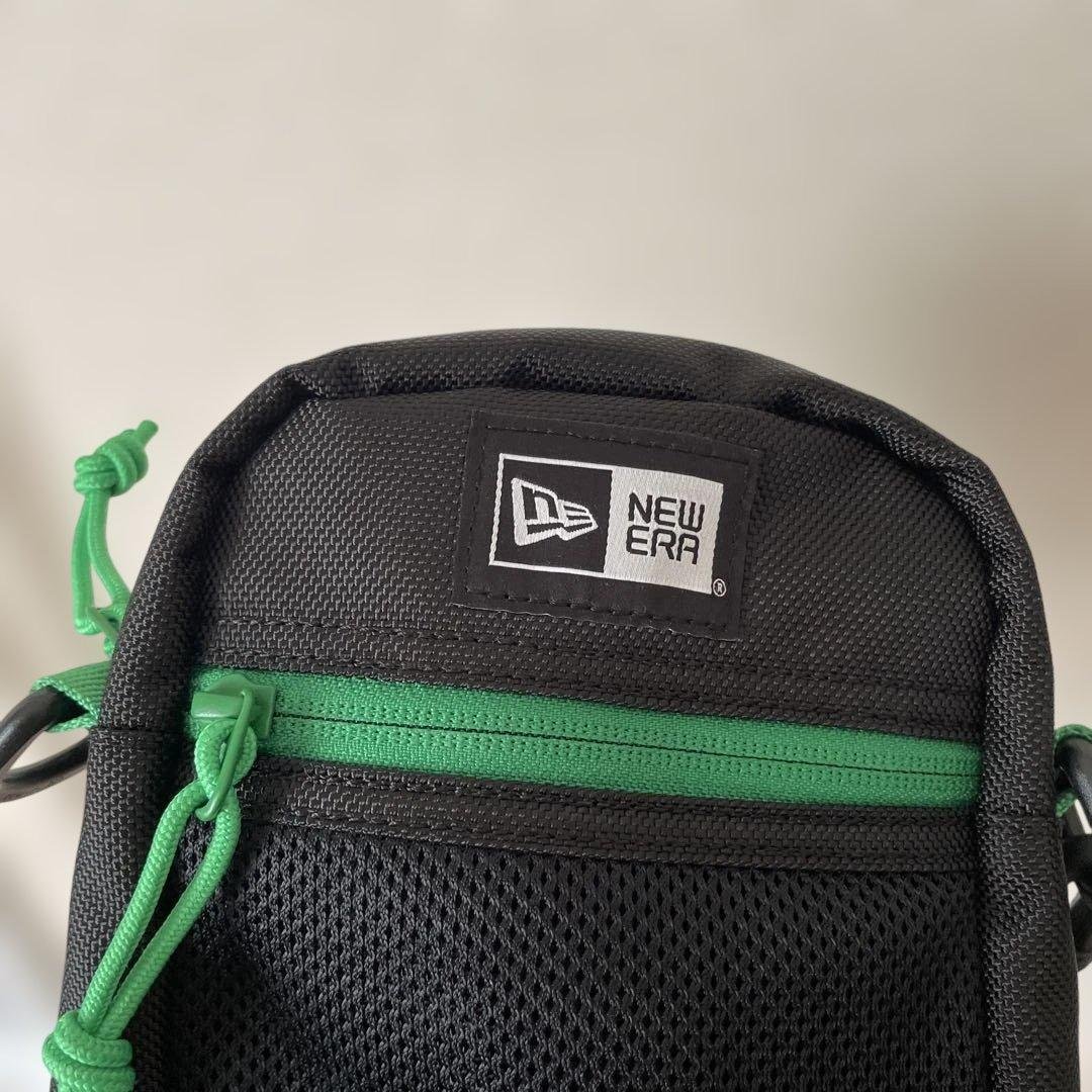 NEW ERA Shoulder Pouch 1.7L Black/Kelly Green